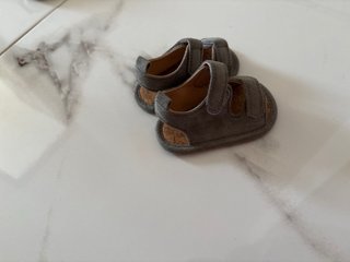 Sandalias grises para bebé