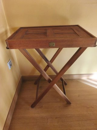 Mesa auxiliar plegable con bandeja