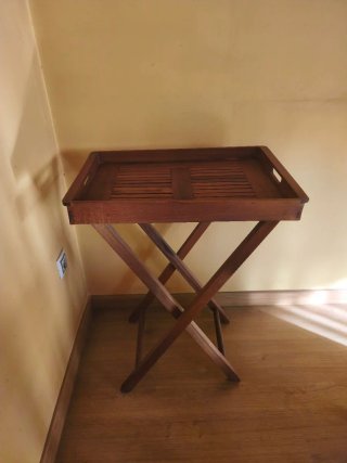Mesa auxiliar plegable con bandeja