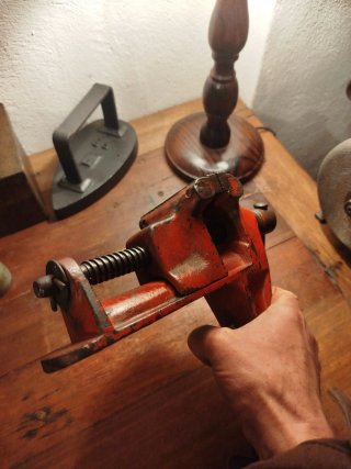 Tornillo de banco antiguo