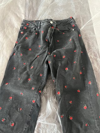 Vaqueros negros con estampado de flores rojas