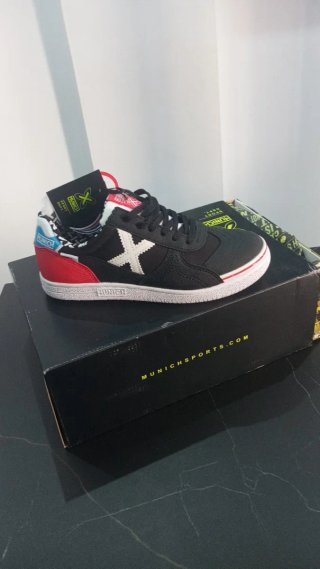 Zapatillas Munich Negras y Rojas