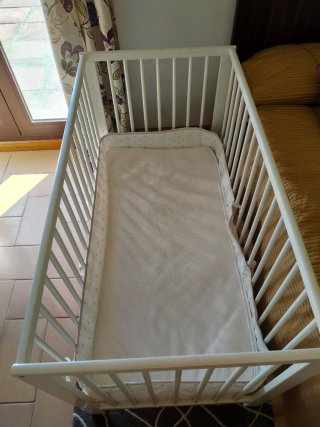 Culla Ikea bianca con materasso, cuscino e lenzuola inferiori