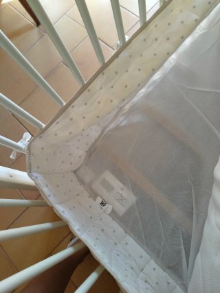 Culla Ikea bianca con materasso, cuscino e lenzuola inferiori