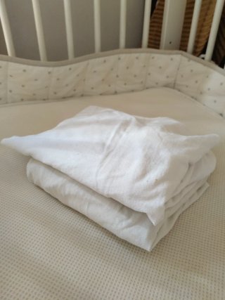Culla Ikea bianca con materasso, cuscino e lenzuola inferiori