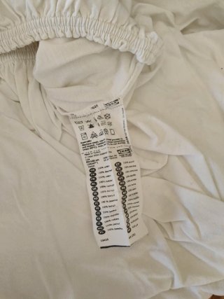 Culla Ikea bianca con materasso, cuscino e lenzuola inferiori