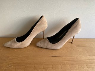 Zapatos de tacón beige