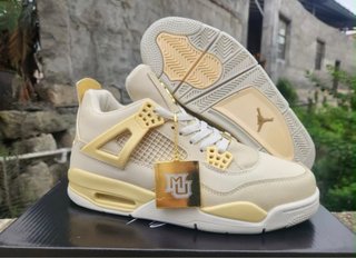 Jordan 4 Beige/Crema con detalles dorados