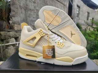 Jordan 4 Beige/Crema con detalles dorados