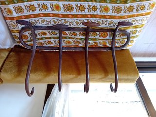Perchero antiguo de pared para restaurar.
