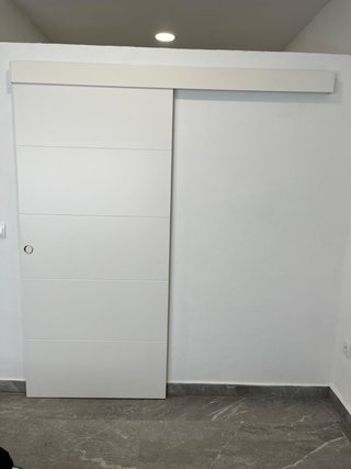Puerta corredera blanca con riel