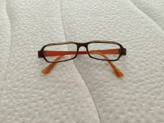 Gafas de vista marrones y naranjas