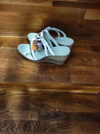 Sandalias cuña flor multicolor blancas
