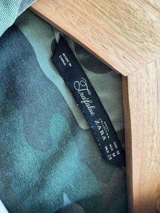 Camisa militar con parches y pedrería