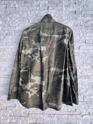 Camisa militar con parches y pedrería