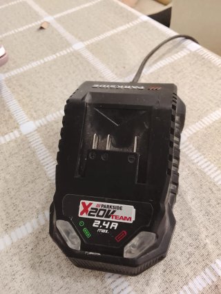 Cargador Parkside 20V 2.4A Max