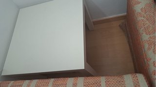 Mesa auxiliar de madera blanca