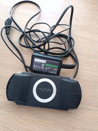 PSP Sony PSP-104 Negra con Cargador