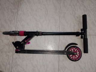 Patinete plegable negro y rosa