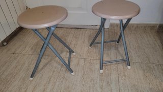 Taburetes plegables beige y gris