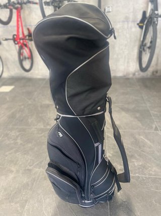 Bolsa de Golf Negra Mizuno y palos de Golf