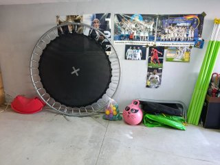 Cama elástica infantil verde y negra