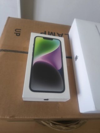 Apple Macbook air y IPhone 14 cajas vacias