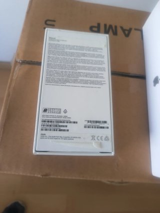 Apple Macbook air y IPhone 14 cajas vacias