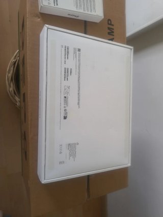 Apple Macbook air y IPhone 14 cajas vacias
