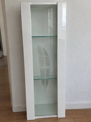 Vitrina expositora blanca y cristal