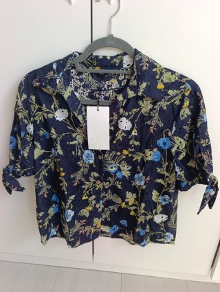 Blusa Zara flores perforada azul marino Talla S