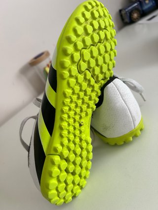 Botas de fútbol Adidas blancas y amarillas
