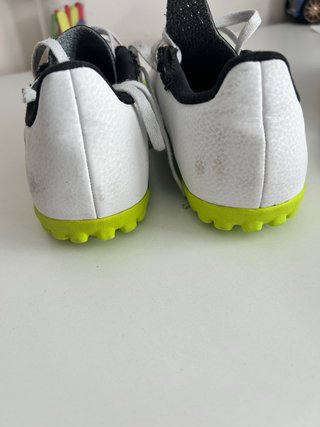 Botas de fútbol Adidas blancas y amarillas