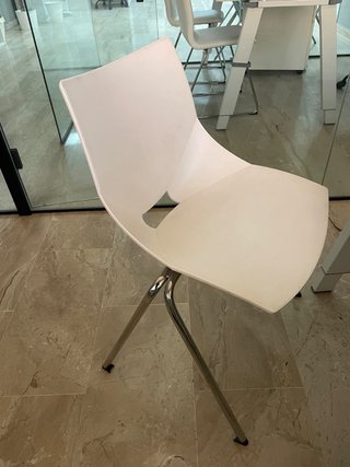 Silla moderna blanca patas metálicas