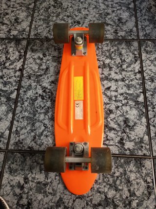 Monopatín naranja infantil