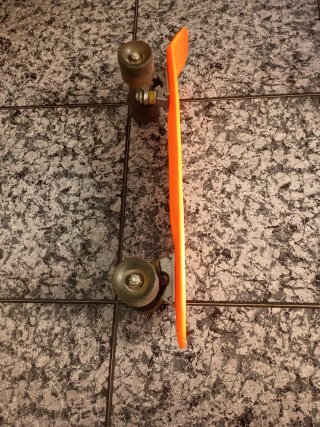 Monopatín naranja infantil