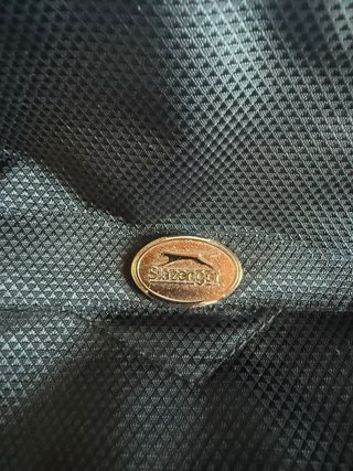 Bolsa de deporte negra y gris