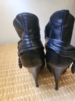 Botines de piel negros