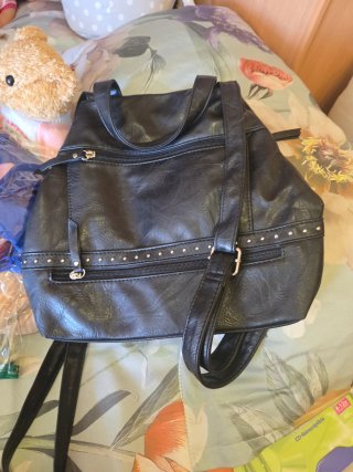 Bolso negro con tachuelas