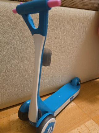 Nancy con patinete azul