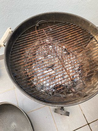 Barbacoa Weber con funda y ruedas