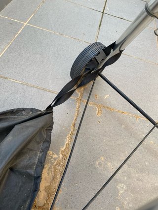 Barbacoa Weber con funda y ruedas