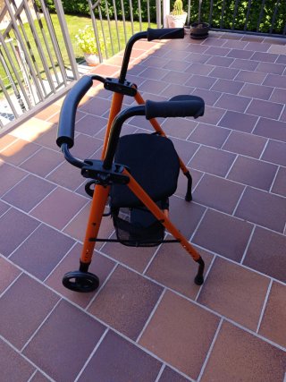 Andador naranja con asiento y ruedas