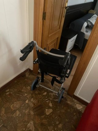 Silla de ruedas ultraligera  (plegable)nueva