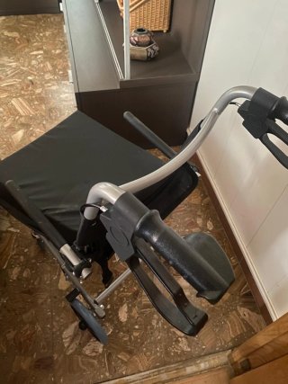 Silla de ruedas ultraligera  (plegable)nueva
