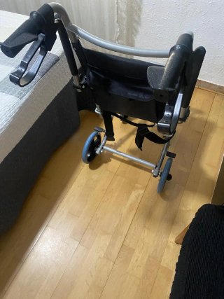Silla de ruedas ultraligera  (plegable)nueva