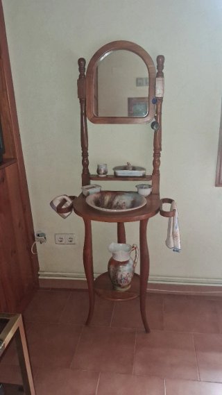 Lavamanos antiguo de madera con espejo