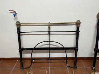 Cabecero y pie de cama de hierro forjado antiguo