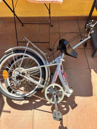 Bicicleta plateada con cesta