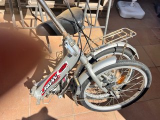 Bicicleta plateada con cesta